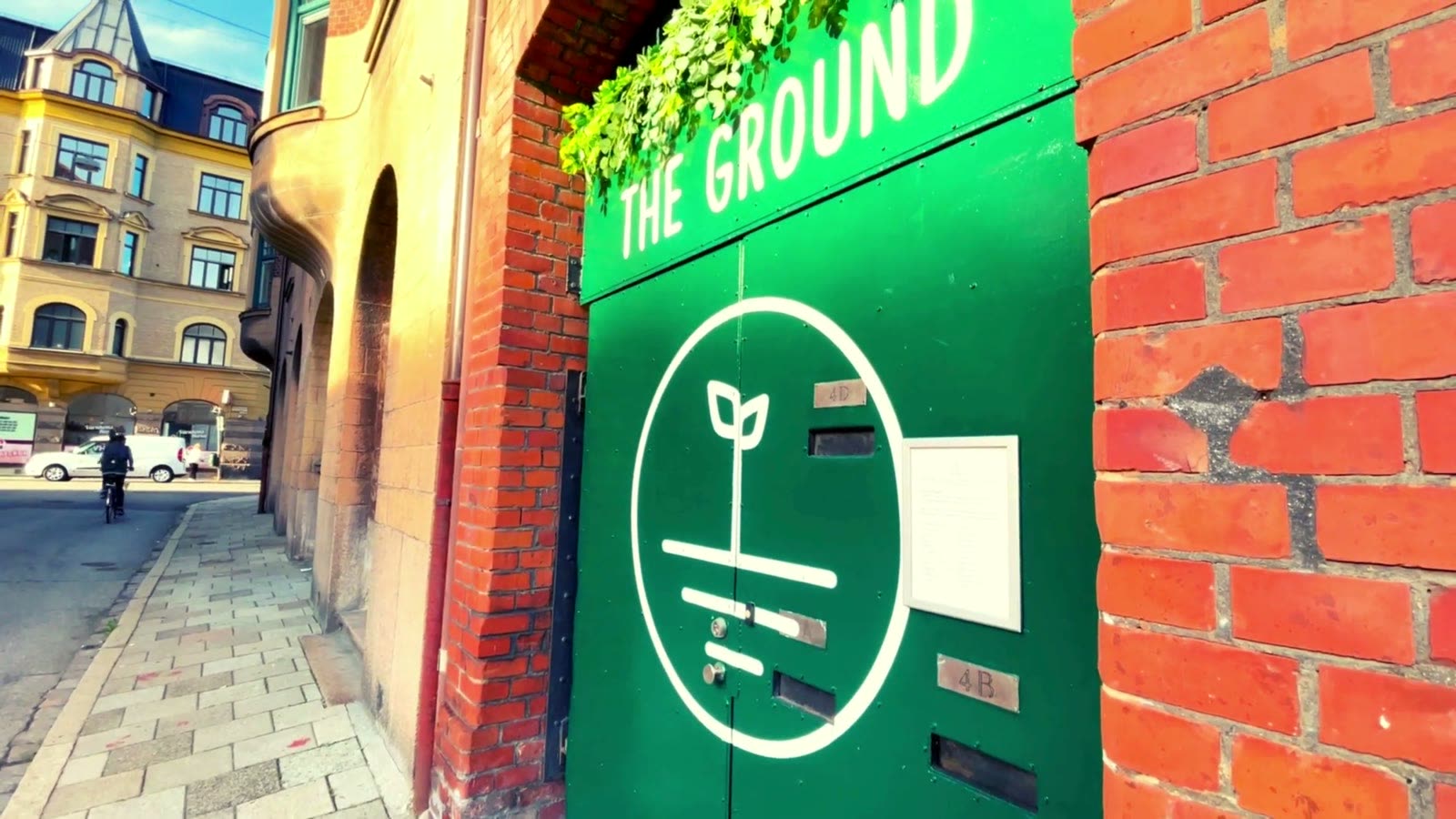 The green door at Bredgatan 4